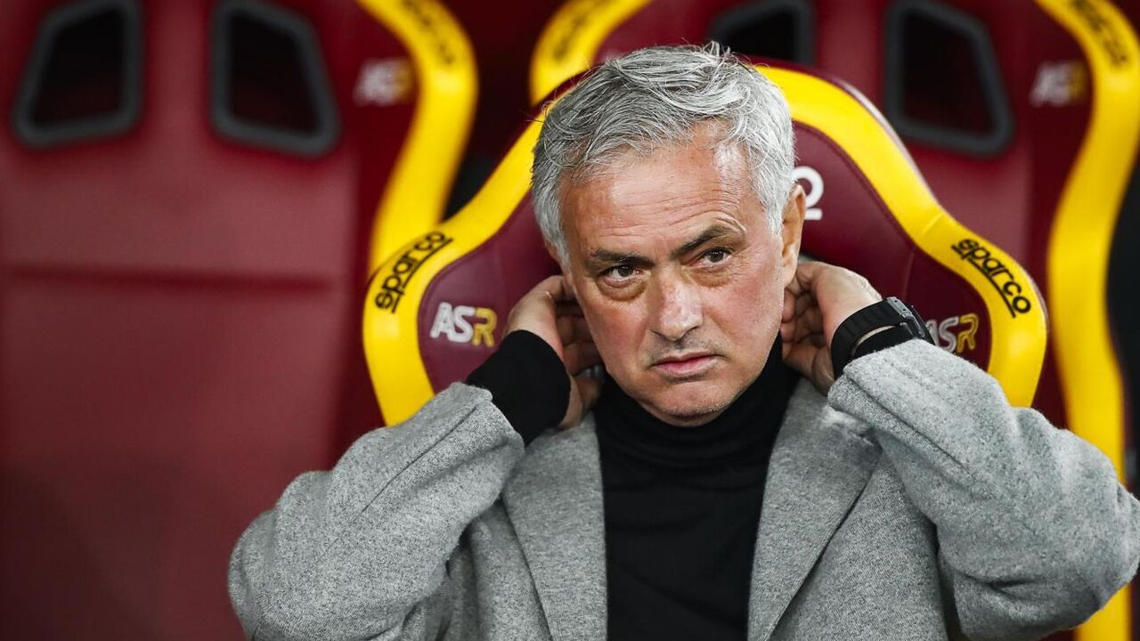 José Mourinho sentado no banco da AS Roma