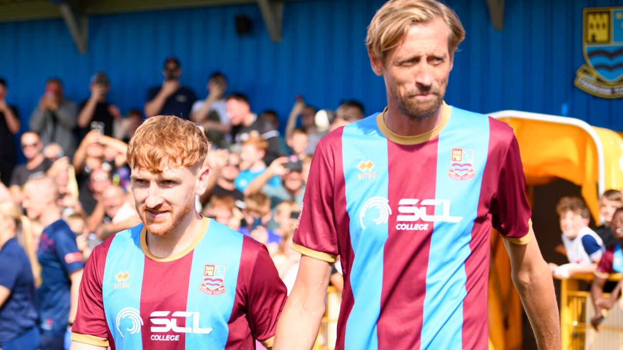 Peter Crouch participa num jogo de futebol amador do Farnham Town.
