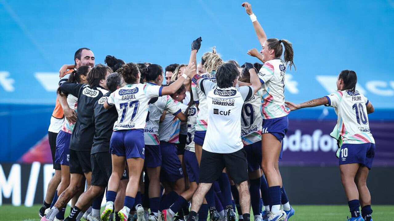 Jogadoras do Torreense a festejar