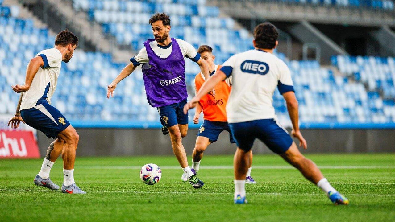 Bernardo Silva com Rúben Neves e Francisco Conceição no treino