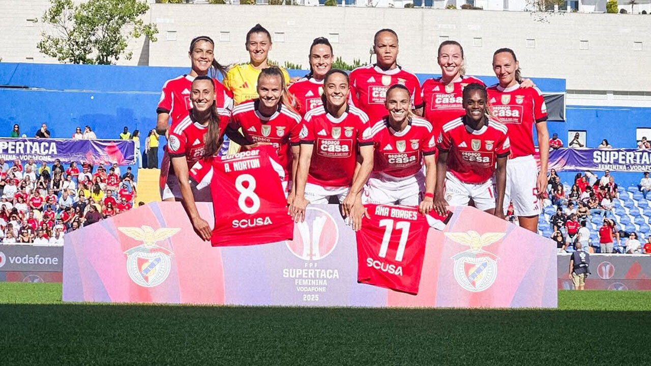 Jogadoras do Benfica homenagearam as lesionadas Ana Borges e Andreia Norton antes do início do jogo com o Torreense