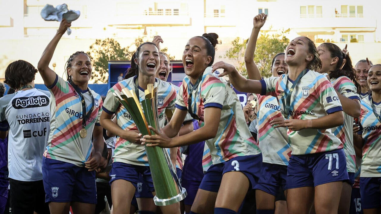 Carolina Correia a festejar a conquista da Supertaça com as restantes companheiras de equipa