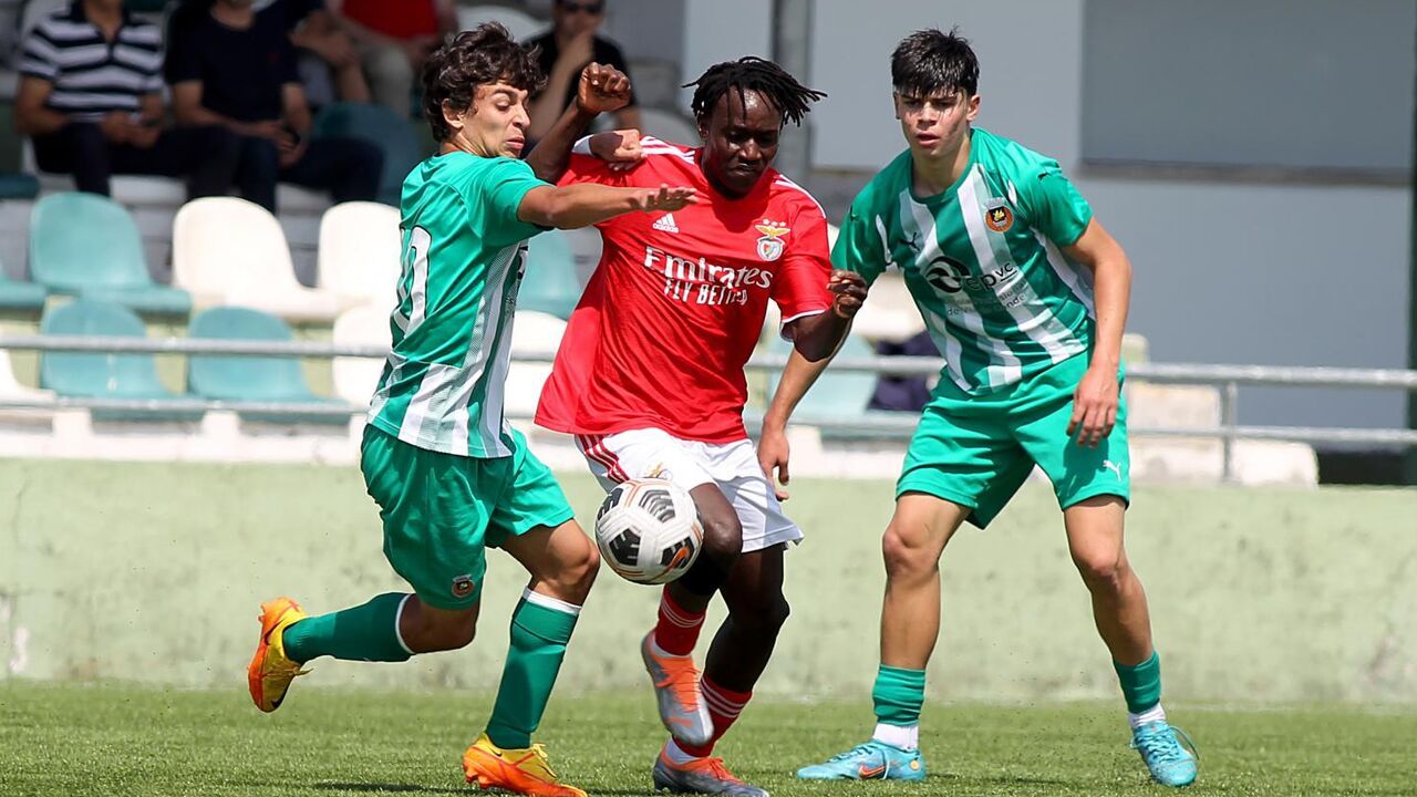 Alamara Djabi ao serviço do Benfica, em 2022, num jogo frente ao Rio Ave na fase de apuramento ao campeão do Nacional de juniores