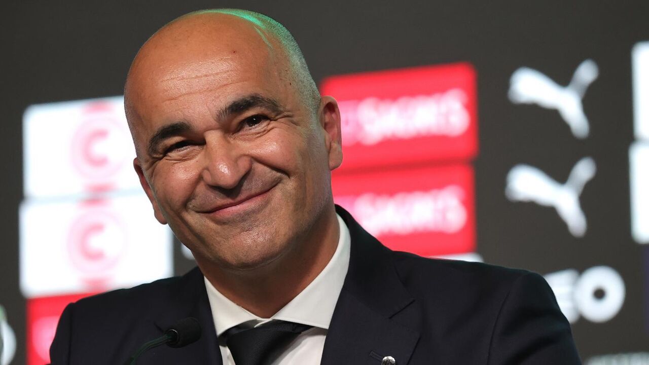 Roberto Martínez sorri em conferência de imprensa