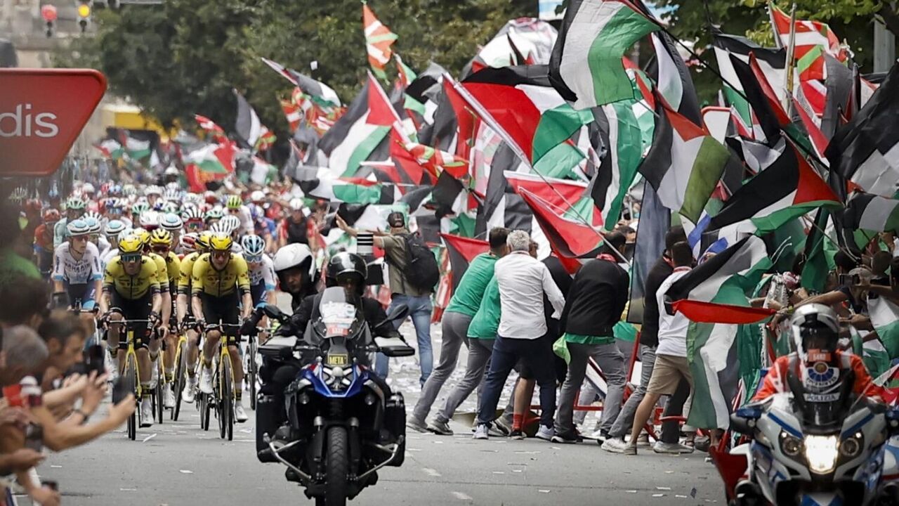 Ciclistas enfrentam protestos pró-Palestina na Volta a Espanha; manifestações afetam etapas