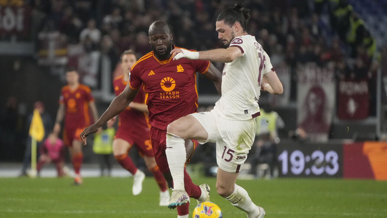 Saba Sazonov numa disputa de bola com Lukaku