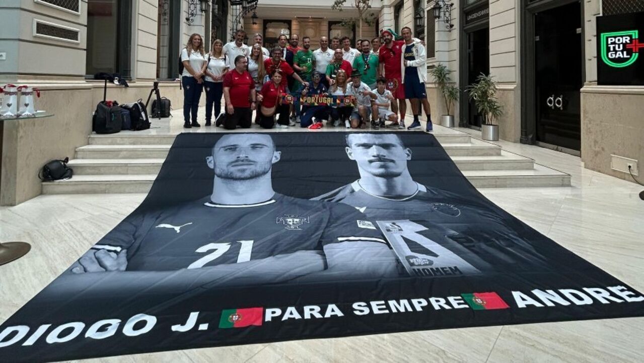 Adeptos mostram bandeira de homenagem a Diogo Jota e André Silva no hotel da Seleção em Budapeste