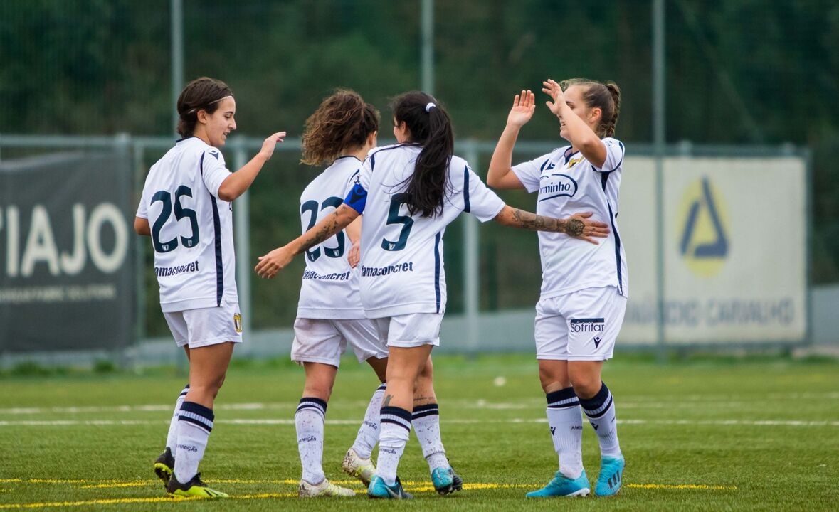 Jogadoras do Famalicão celebram no campo