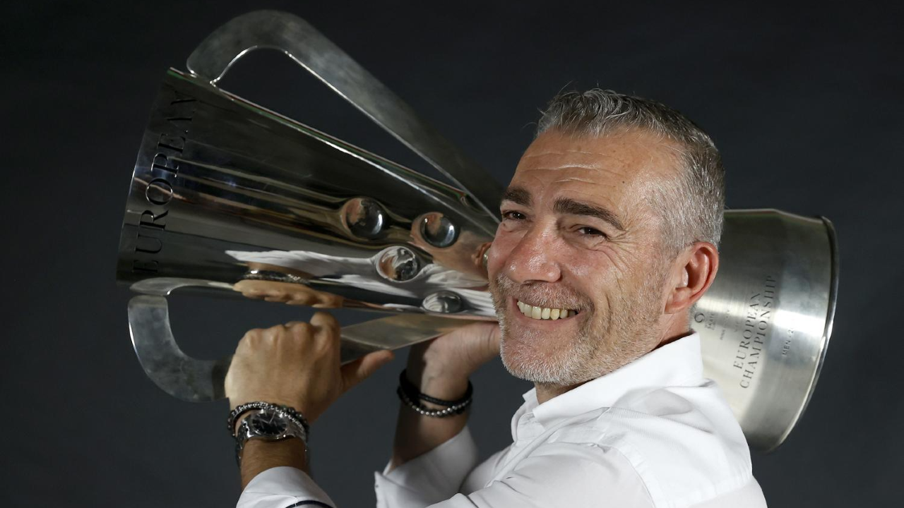 Paulo Freitas celebra o título europeu de hóquei em patins