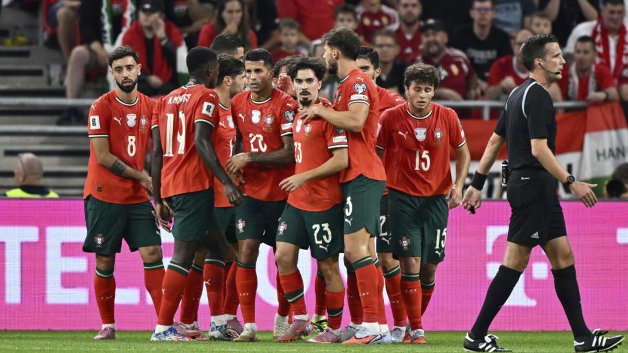 Seleção de Portugal em campo contra a Hungria, com o árbitro