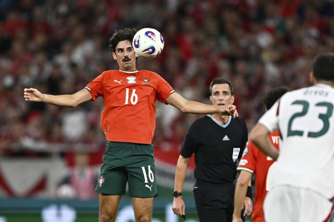 Trincão comenta função no jogo: ligação com Cancelo, aguentar a bola e atacar