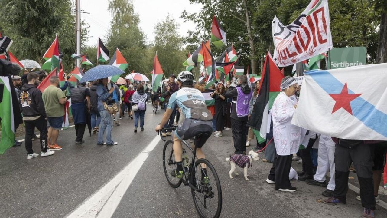 Protesto pró-Palestina causa disrupção na Vuelta, colocando ciclistas em risco