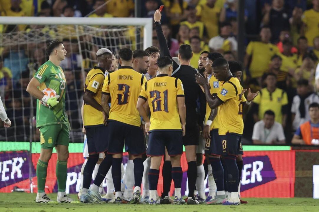 Otamendi vê vermelho direto em jogo do Equador contra a Argentina.
