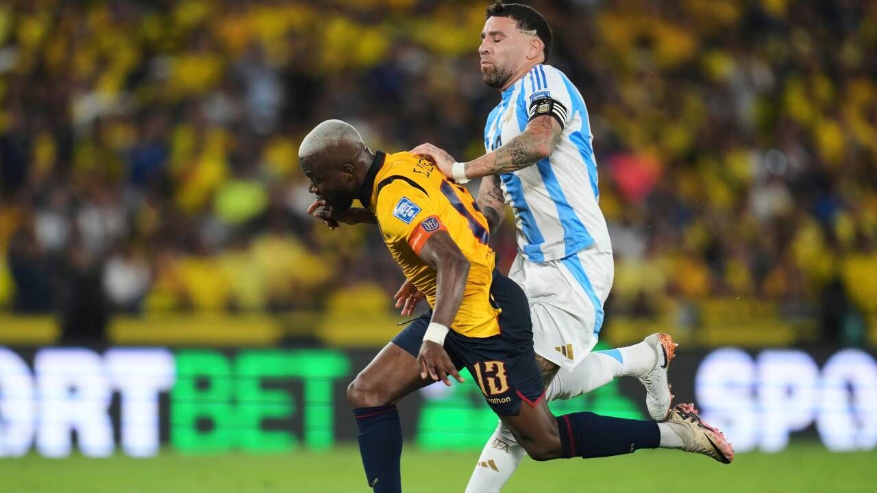 Enner Valencia e Otamendi no Equador-Argentina 