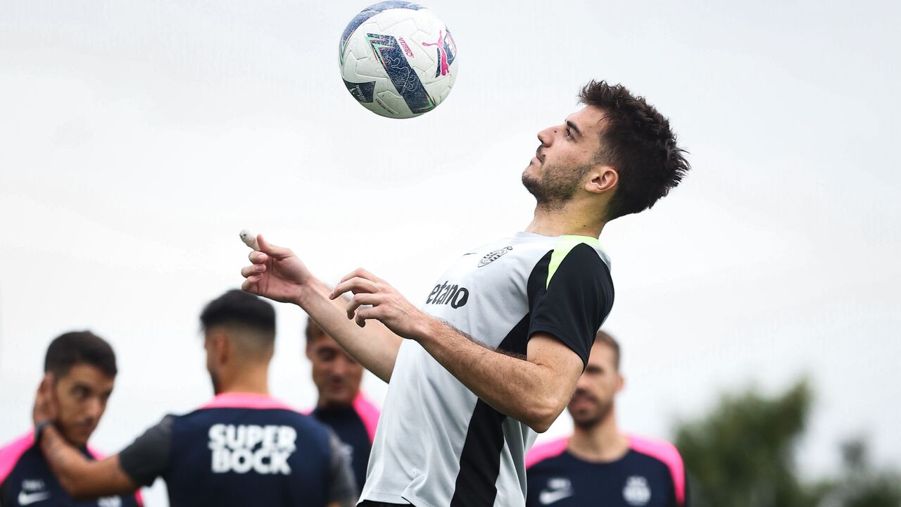 Jogador de futebol domina bola durante treino