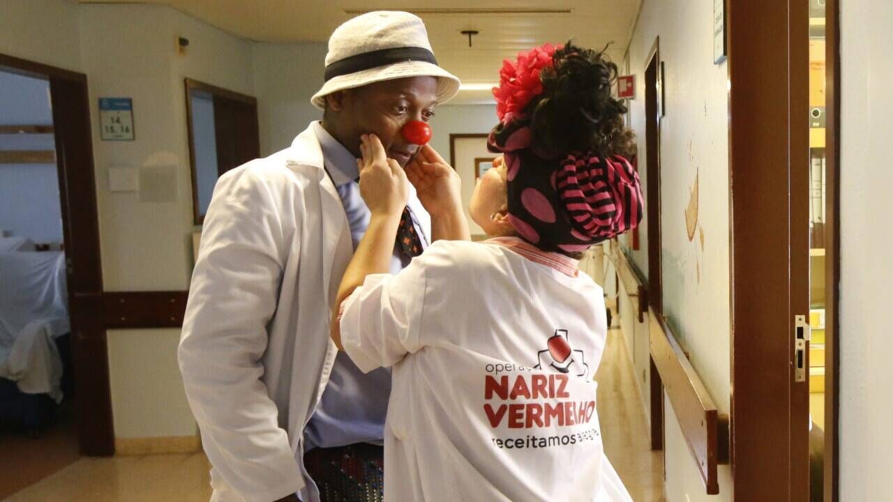Operação Nariz Vermelho tenta levar alegria às crianças hospitalizadas
