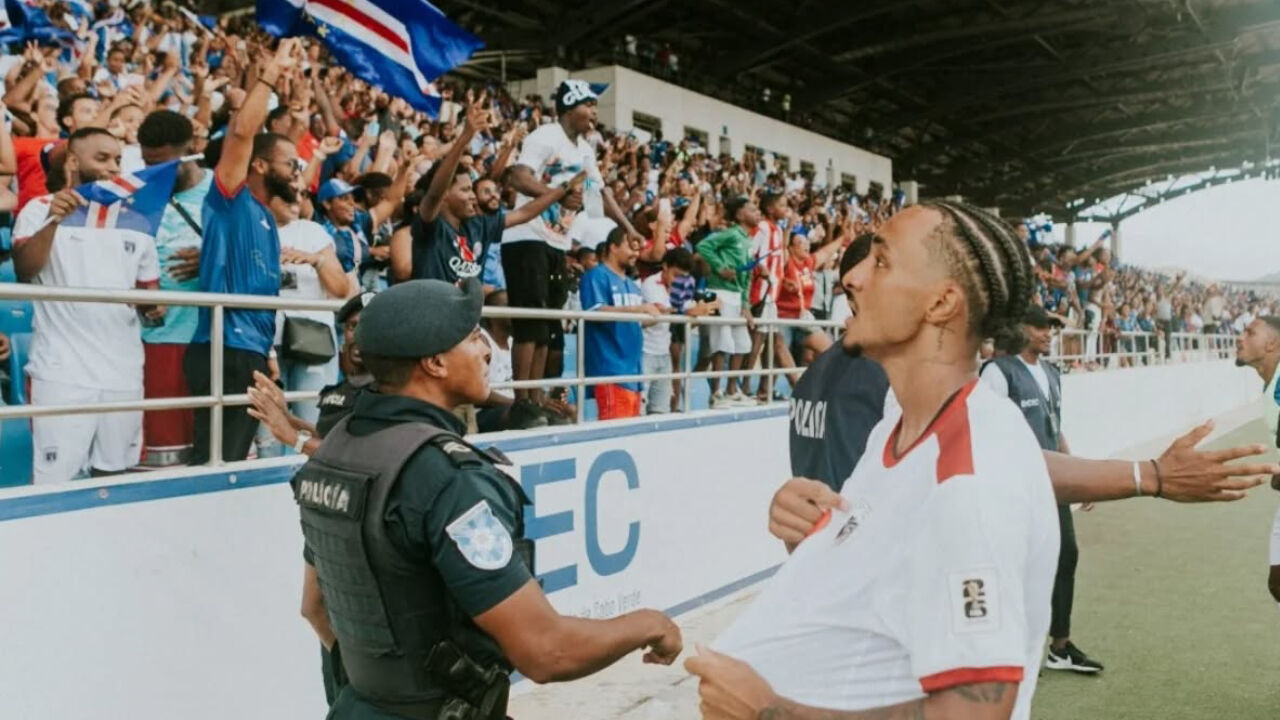 Dailon festeja com adeptos após golo decisivo contra os Camarões 