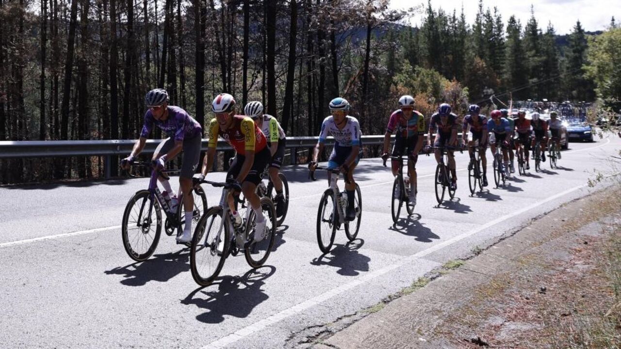 Ciclistas na Vuelta após percurso contrarrelógio reduzido por protestos