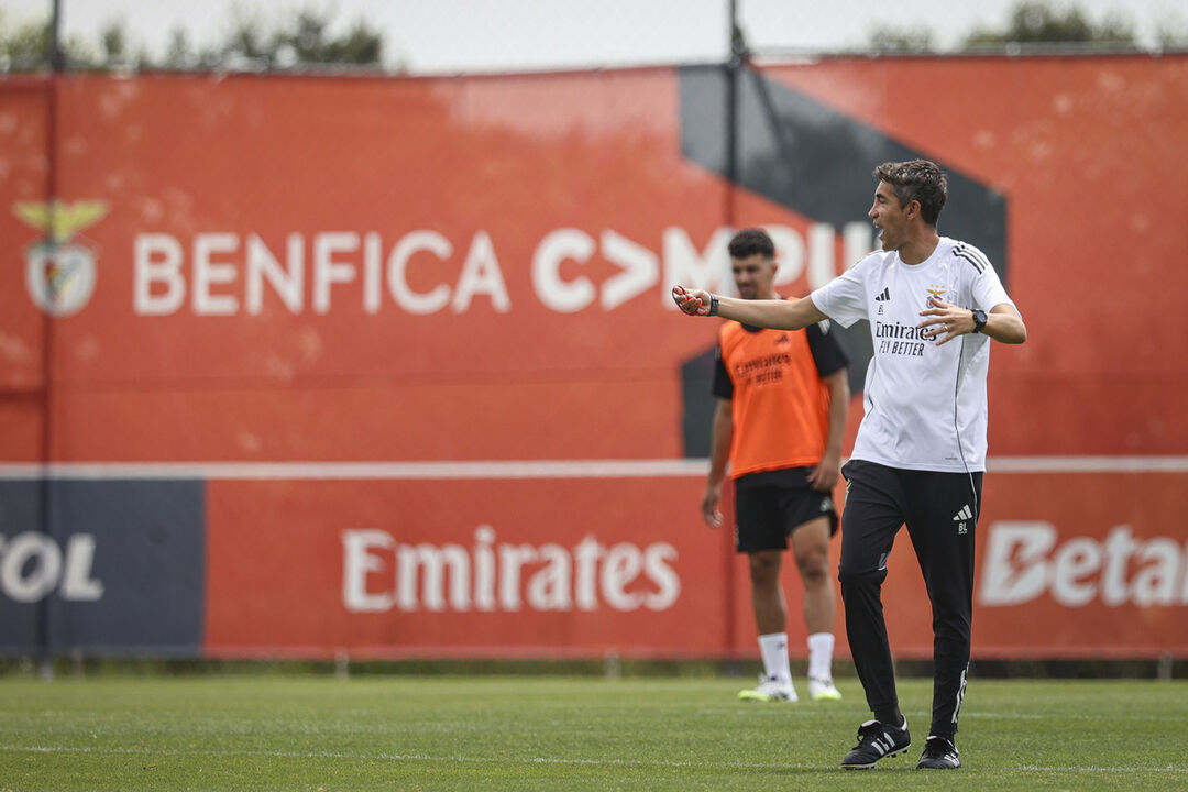 Bruno Lage a orientar o treino do Benfica