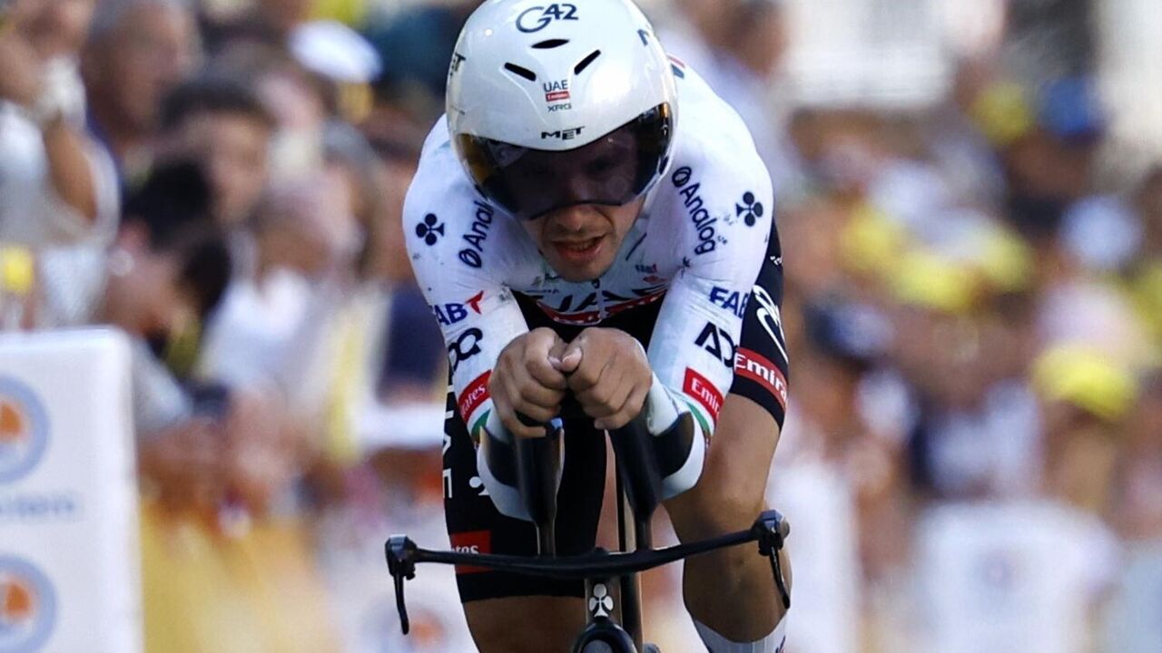 Ciclista compete em prova de contrarrelógio