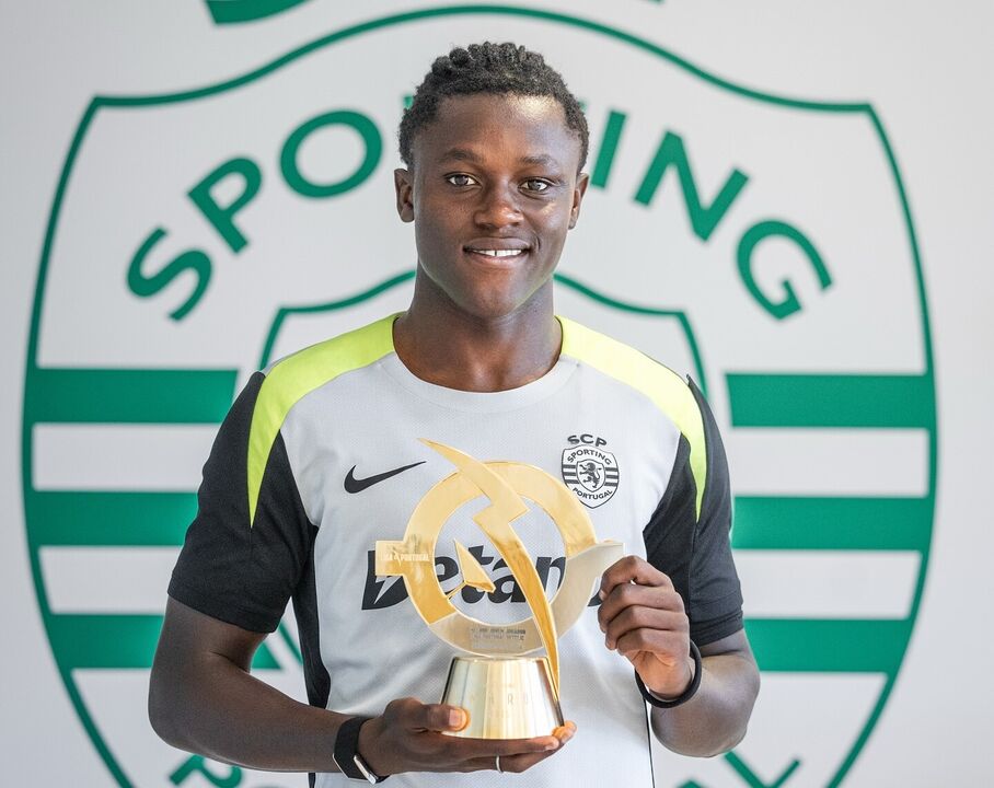 Quenda recebe prémio de melhor jogador jovem da Liga em Alcochete.
