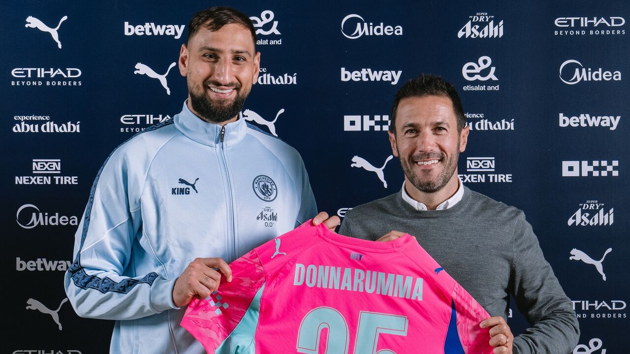 Hugo Viana ao lado de Donnarumma, o novo guarda-redes do Manchester City