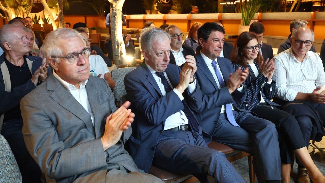 António Tavares entre a plateia durante a apresentação do livro 'Capitão de Abril, André Villas-Boas e a revolução inacabada'