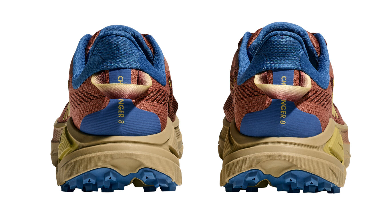 Na parte do calcanhar há uma alça que facilita o calçar das sapatilhas