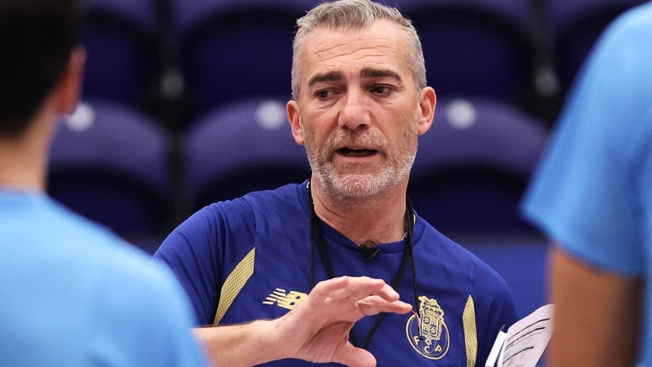 Paulo Freitas orienta treino do FC Porto no Dragão Arena