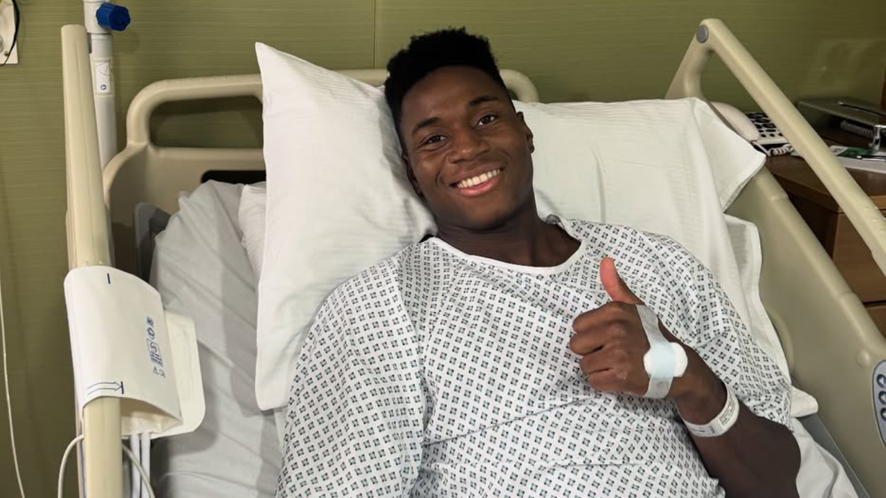 Dário Essugo numa cama de hospital