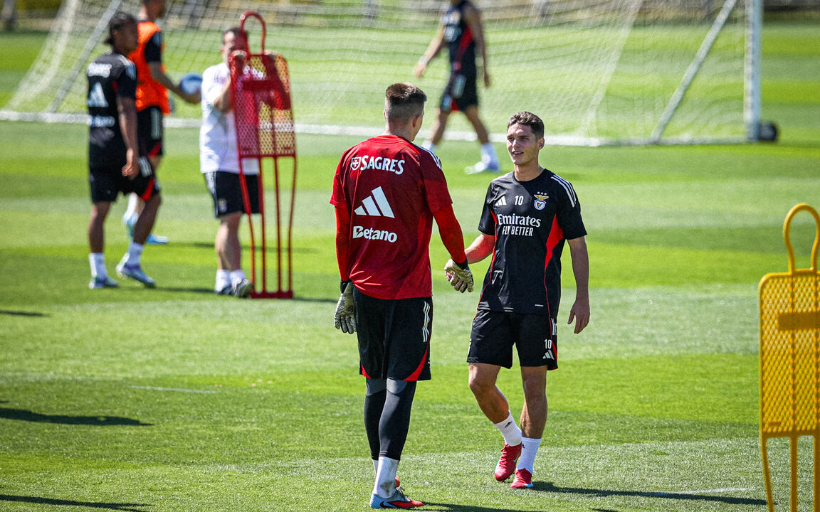 Trubin e Sudakov à conversa durante o treino do Benfica