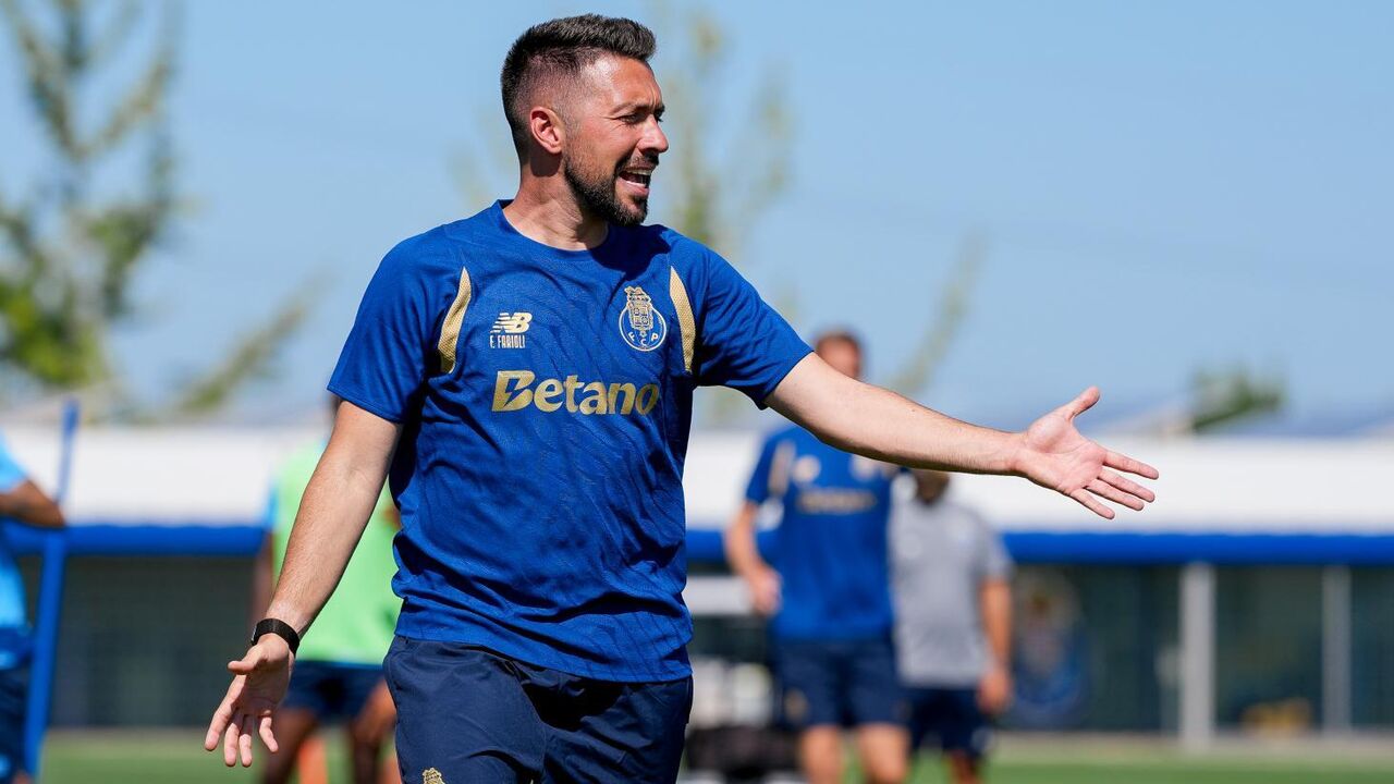 Francesco Farioli durante o treino do FC Porto