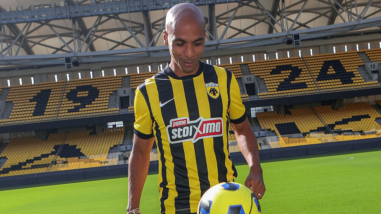 João Mário foi emprestado ao clube grego, sem opção de compra