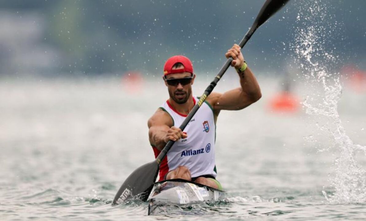 Fernando Pimenta em competição de canoagem.
