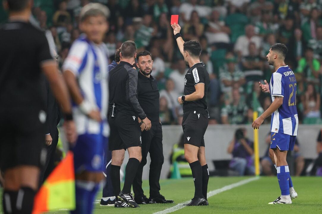 Árbitro mostra cartão vermelho durante o Sporting-FC Porto