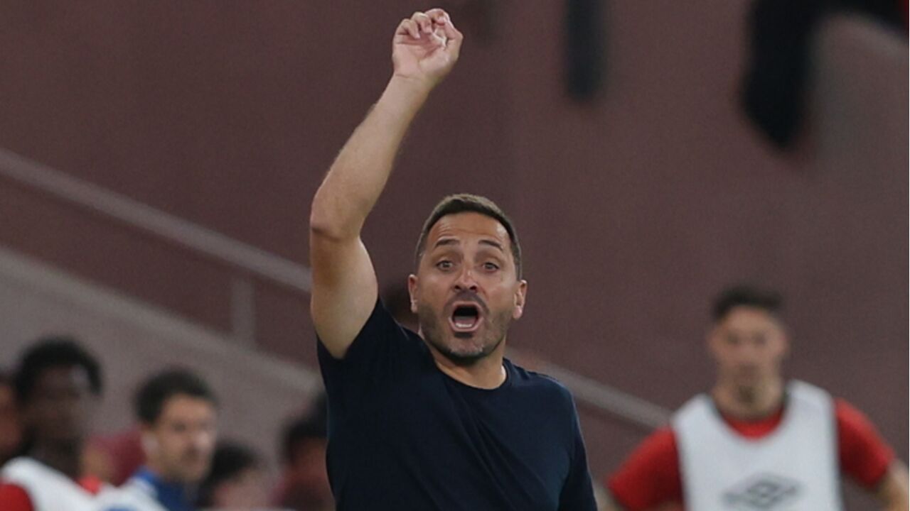 Vasco Matos dá indicações à equipa durante o jogo com o Benfica