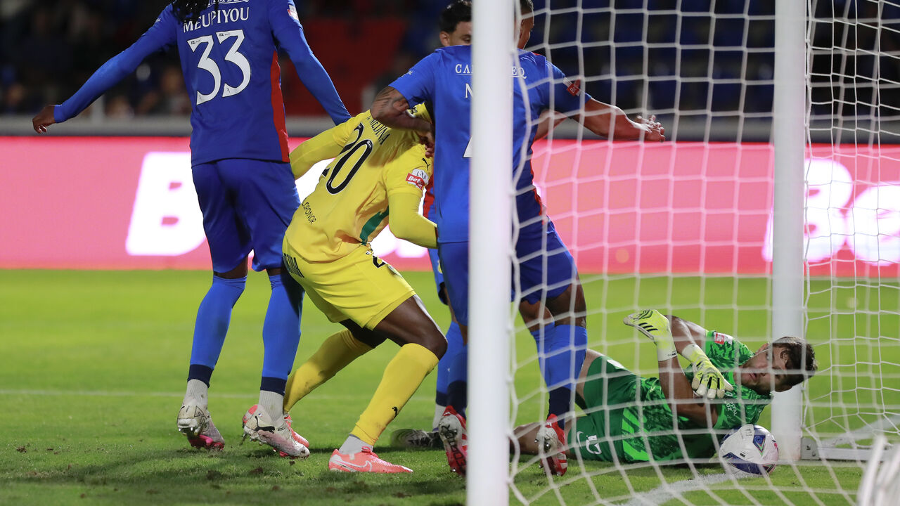 Guarda-redes defende penálti no Alverca-Tondela. André Gomes em destaque