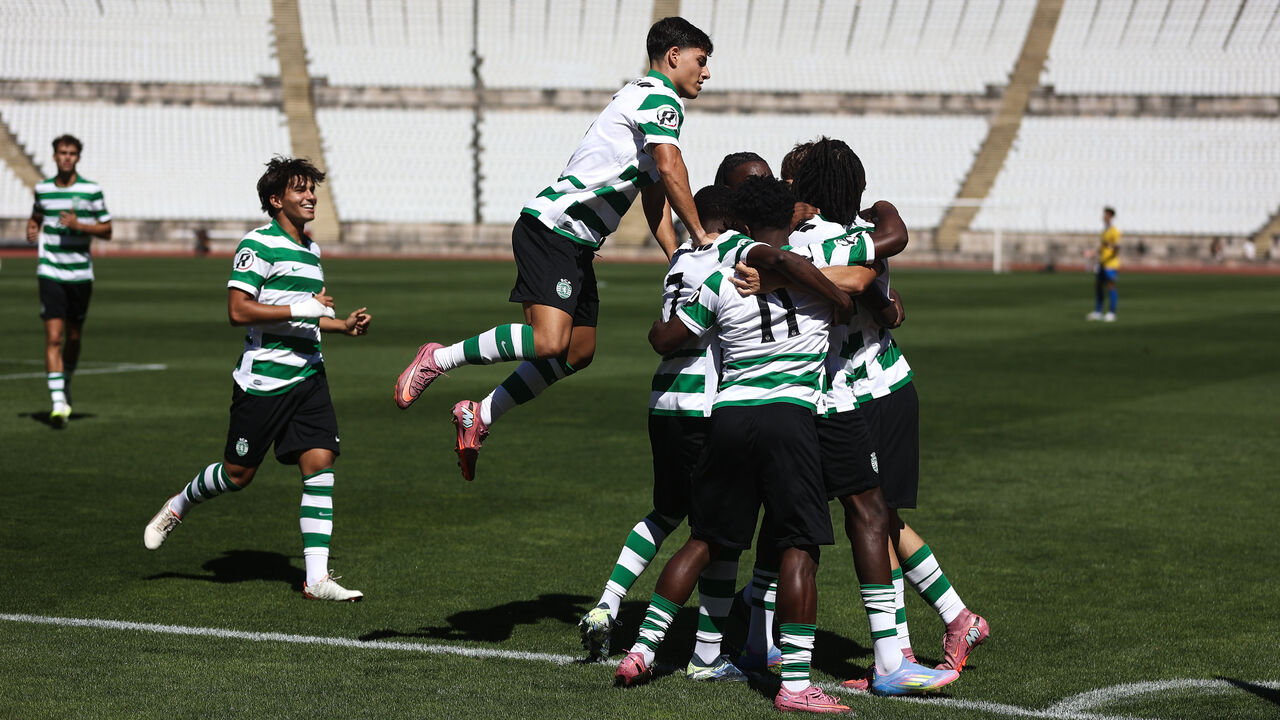 Jogadores do Sporting festejam golo frente ao Estoril na Liga Revelação