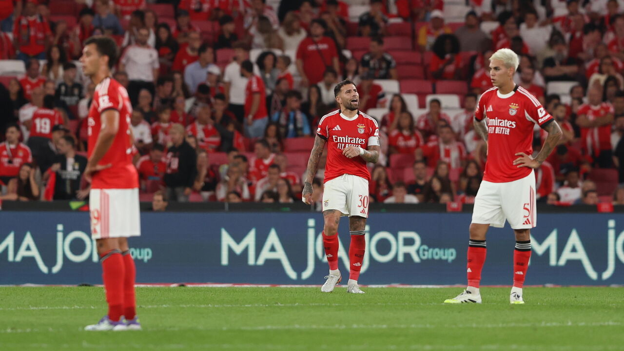 Jogadores do Benfica desiludidos com o desfecho do jogo com o Santa Clara