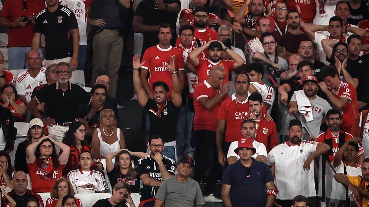 Adeptos do Benfica descontentes durante o jogo com o Santa Clara