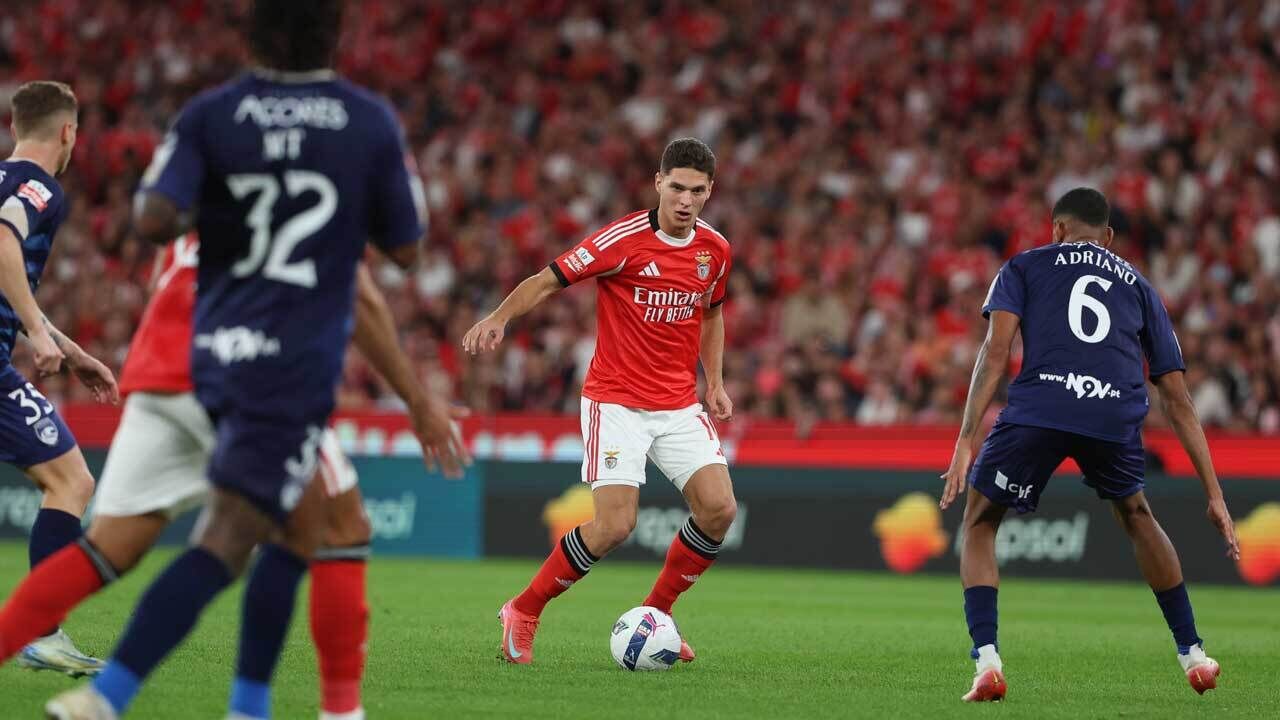 Sudakov aplaudido na Luz, na estreia pelo Benfica