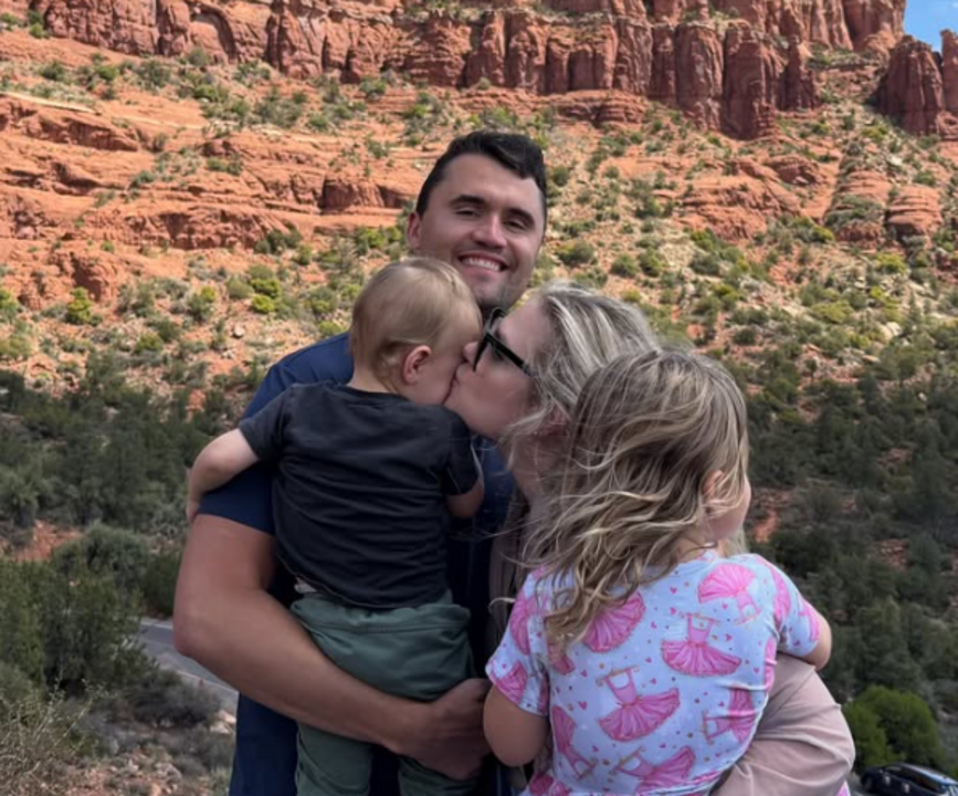 Família Kirk reunida após a morte do ativista Charlie Kirk