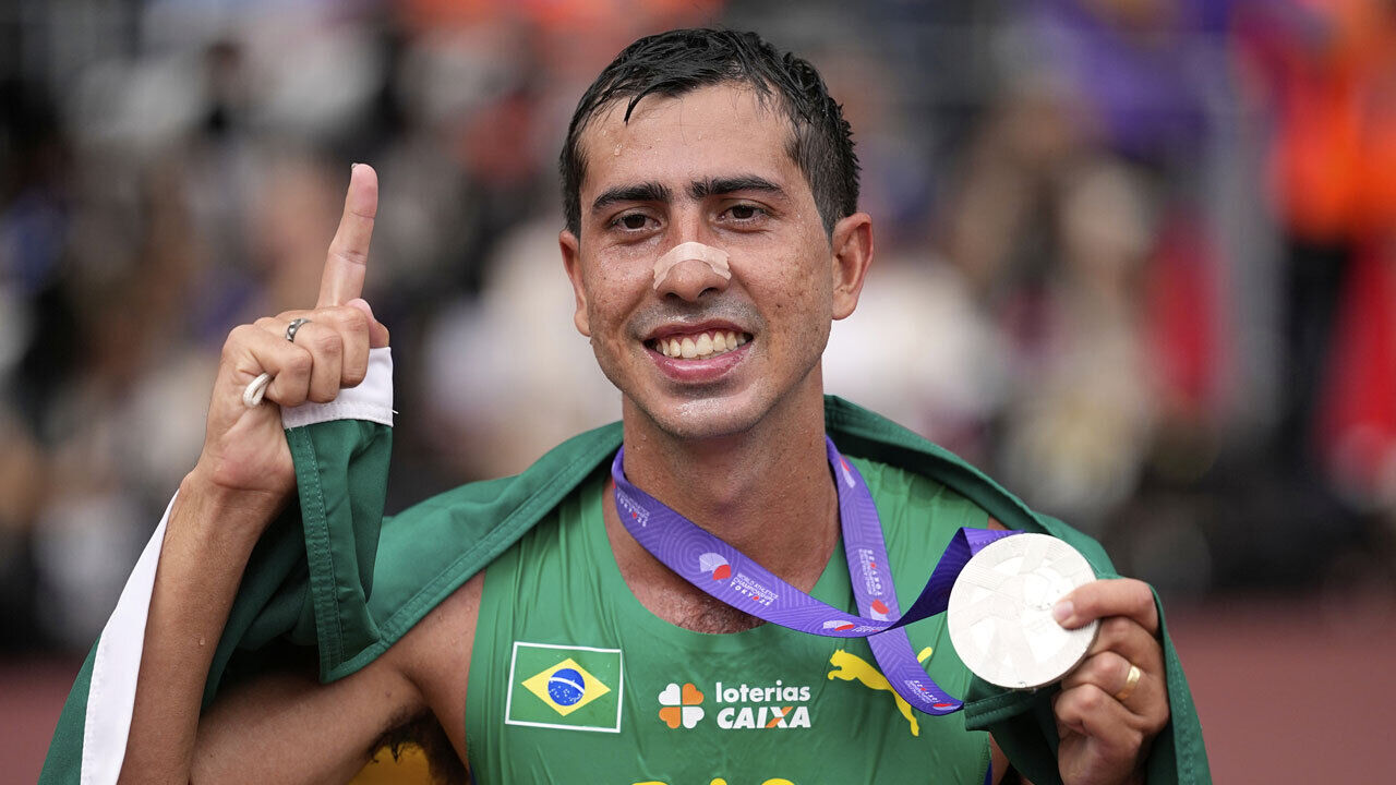Caio Bonfim festeja conquista da medalha de prata nos Mundiais de Atletismo