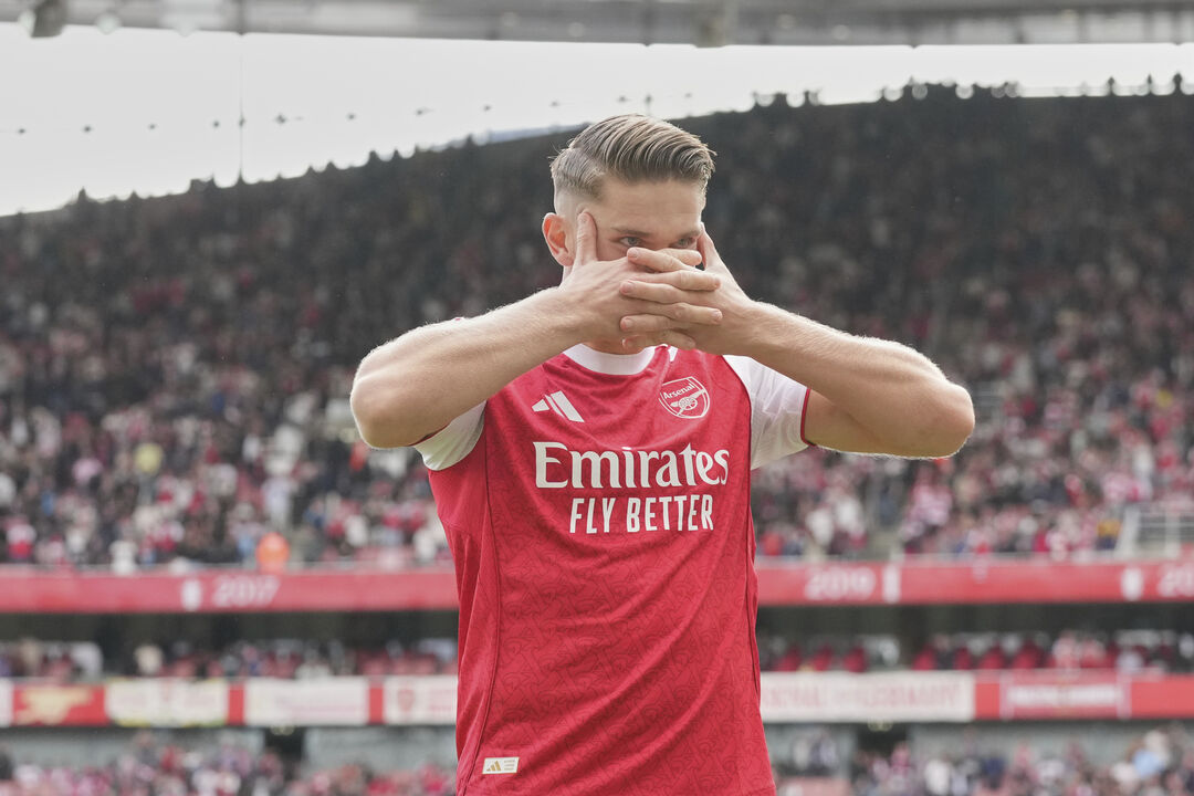 Gyökeres festeja golo marcado ao Nottingham