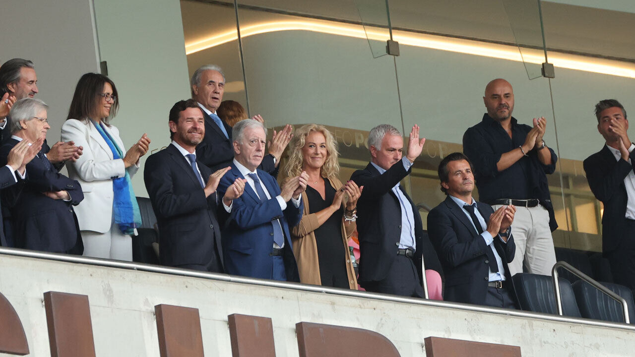 José Mourinho assiste ao FC Porto-Nacional no Estádio do Dragão