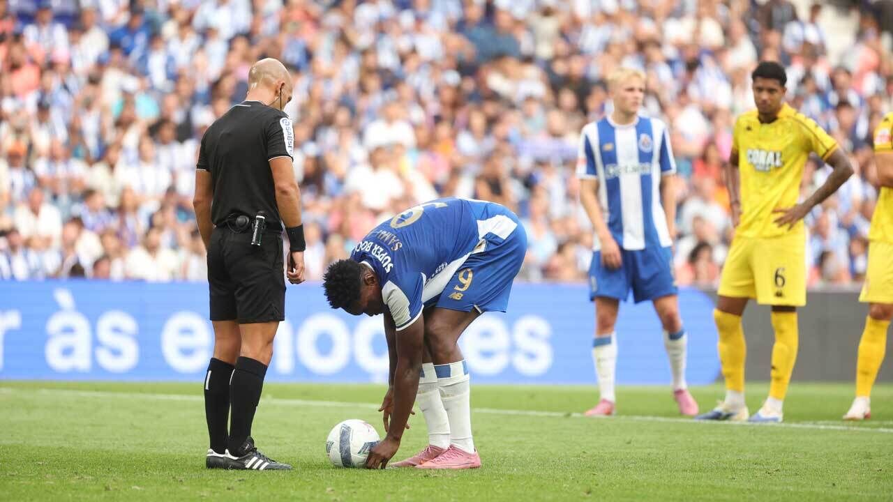 Samú Silva prepara-se para marcar durante o jogo FC Porto-Nacional