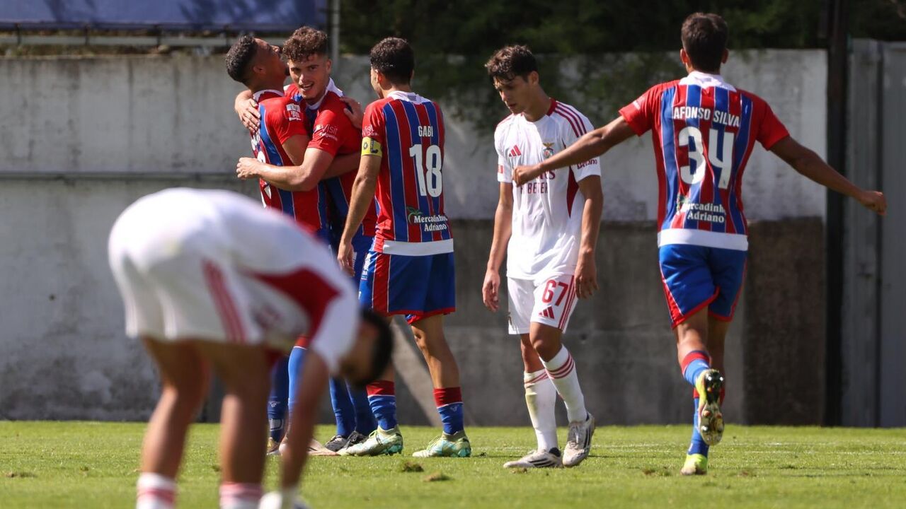 Jogadores do Felgueiras comemoram golo frente ao Benfica B