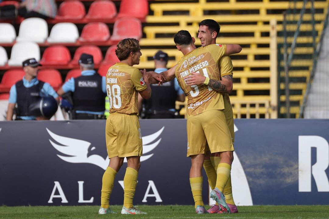 Farense vence Leixões por 2-0, com golos de Dorregaray e Poloni, em jogo da II Liga no Estádio do Mar,