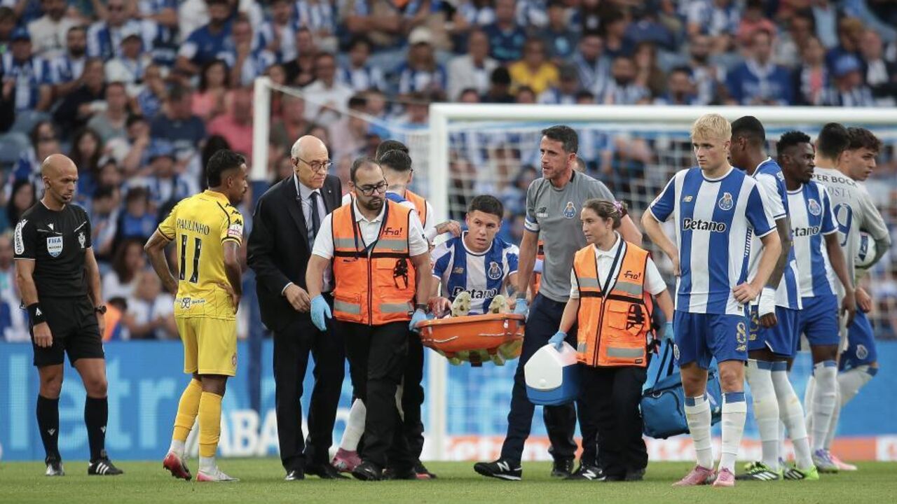 Nehuén Pérez sofre lesão no jogo FC Porto-Nacional