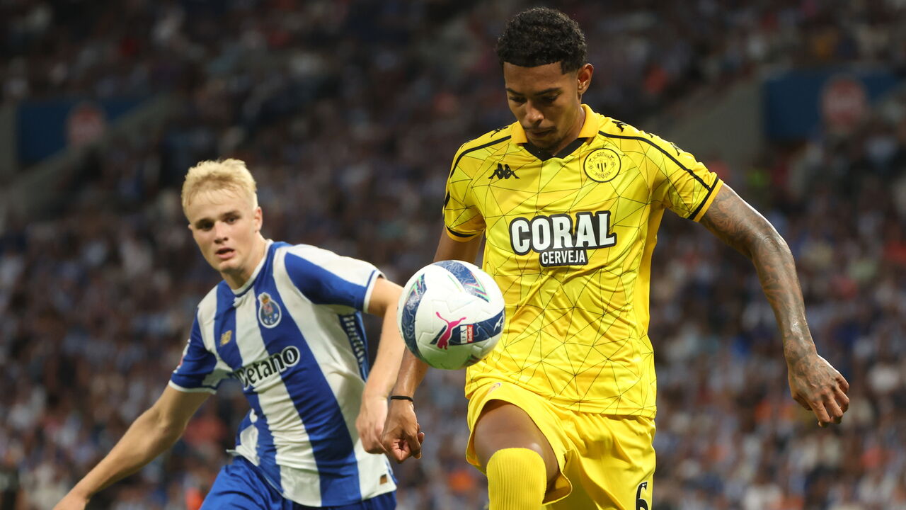 Matheus Dias disputa a posse de bola com Froholdt no FC Porto-Nacional